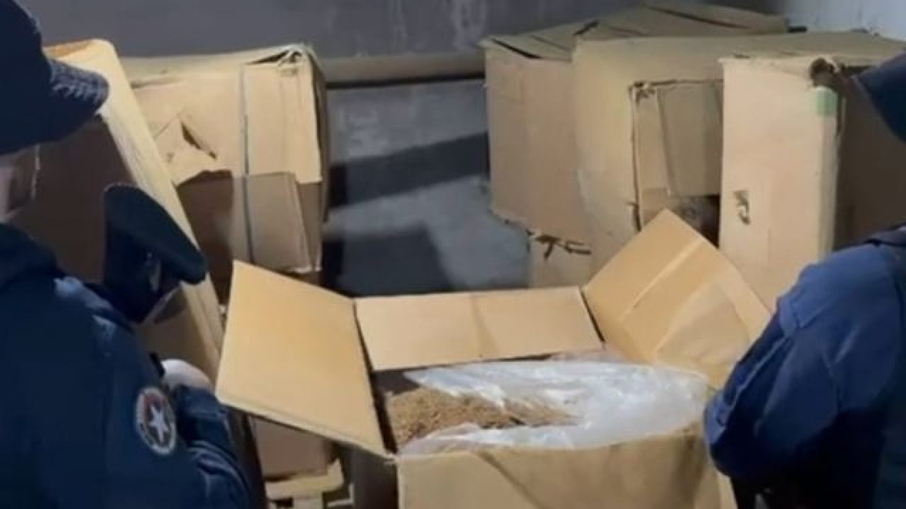 Polícia fecha fábrica clandestina de cigarros e prende cinco pessoas no Rio Grande do Sul Polícia fecha fábrica clandestina de cigarros e prende cinco pessoas no Rio Grande do Sul