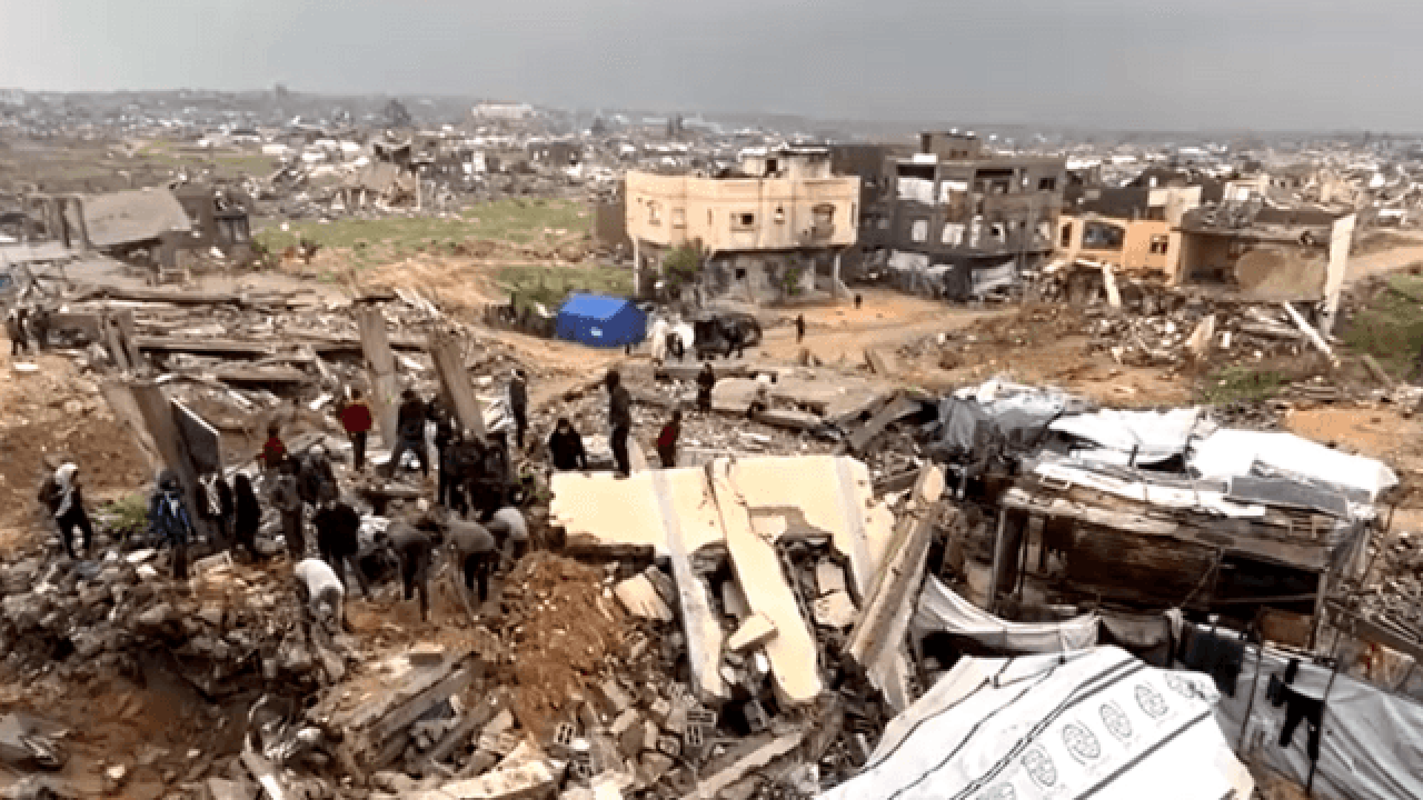 Enxurrada derruba 13 edifícios e inunda 27 mil tendas em Gaza Enxurrada derruba 13 edifícios e inunda 27 mil tendas em Gaza