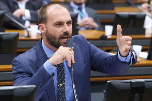 Eduardo lamenta retirada de Magnitsky contra Moraes, mas agradece Trump